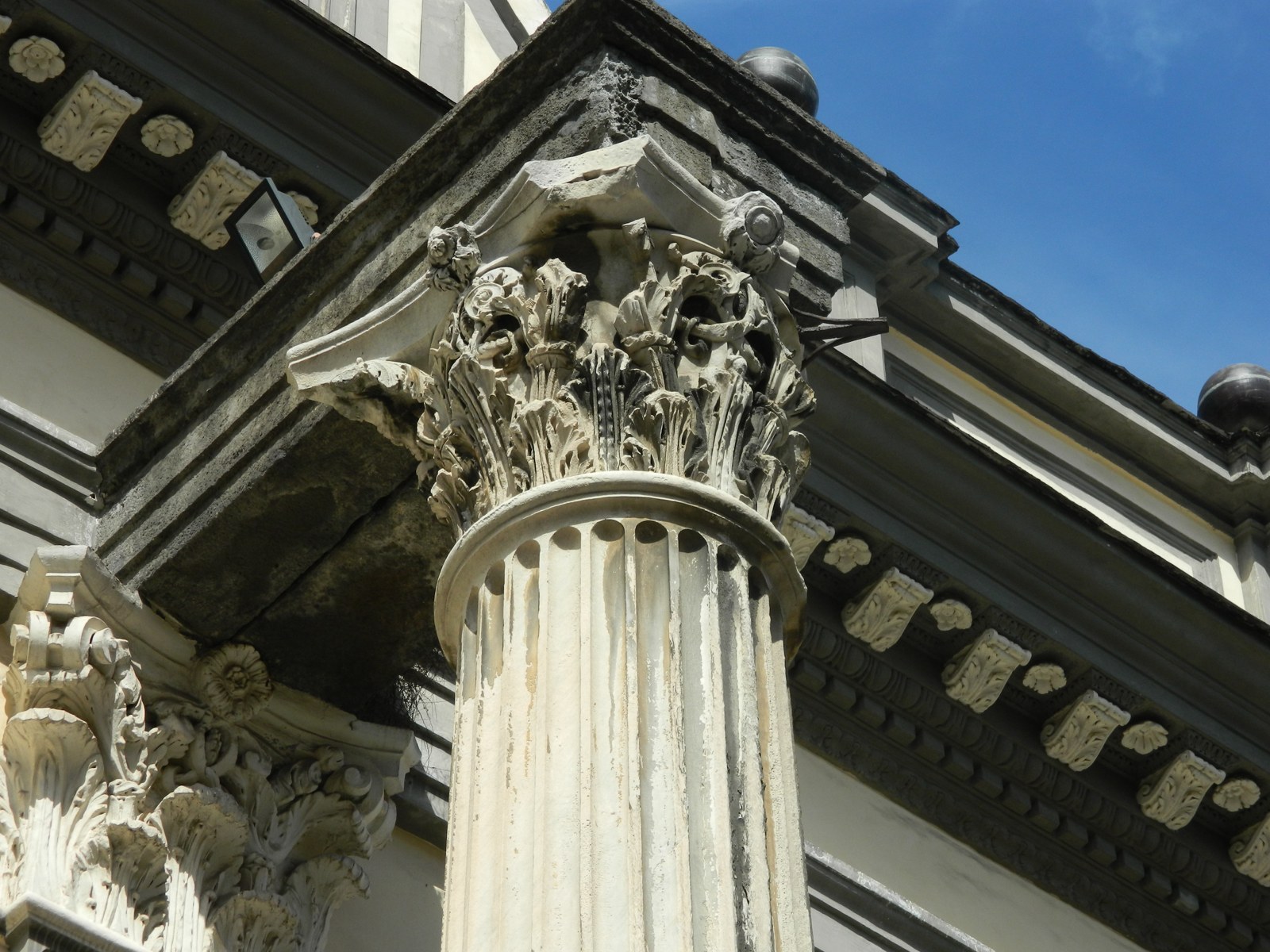 Dettaglio del capitello di una colonna antica a San Paolo Maggiore, Napoli